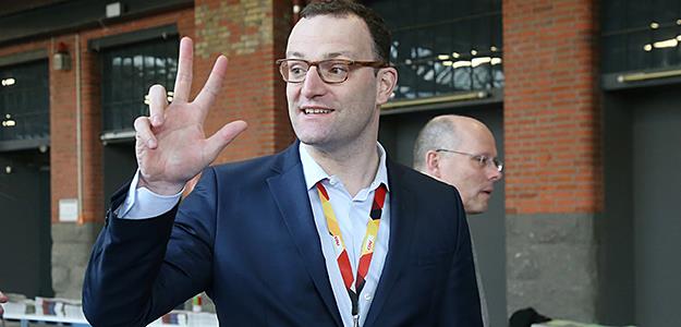 Jens Spahn (CDU) kommt zum 30. Parteitag der Christlich Demokratischen Union Deutschlands (CDU). © Wolfgang Kumm/dpa