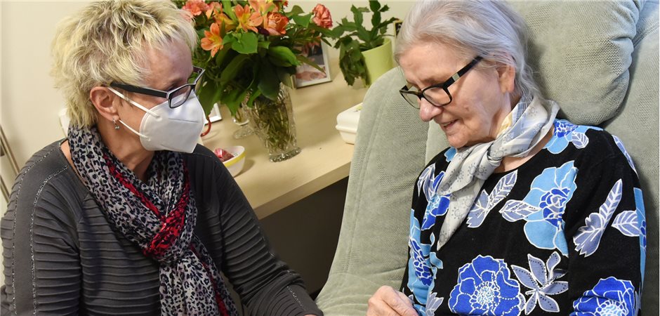 Besuch im Pflegeheim unter Coronabedingungen © Waltraud Grubitzsch / picture alliance