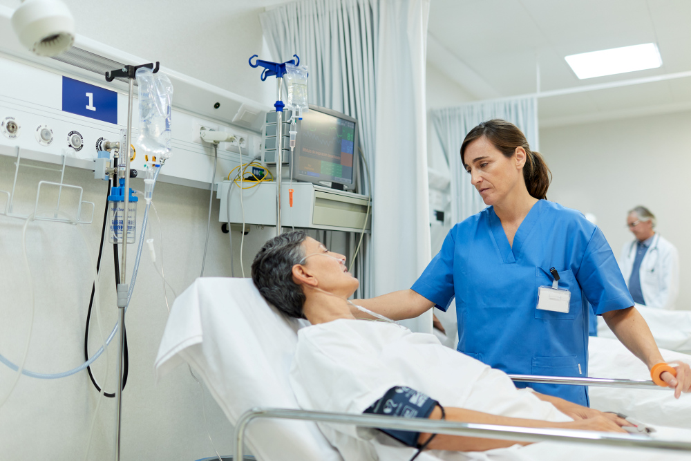 Pflegerin mit Patientin  © Tempura / Getty Images / iStock