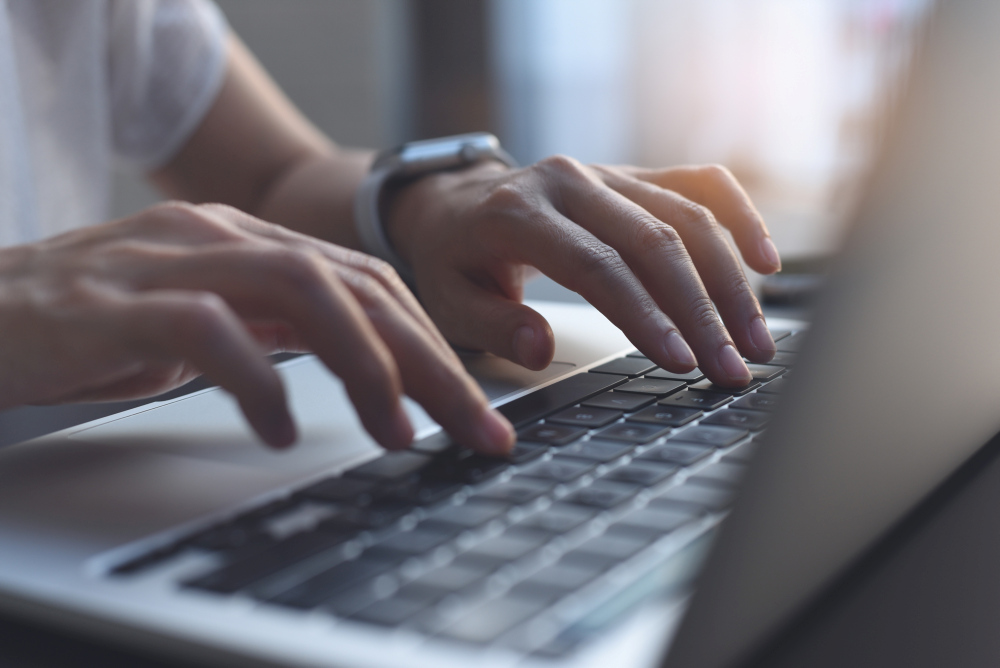 Frau schreibt am Laptop © Shutterstock / TippaPatt