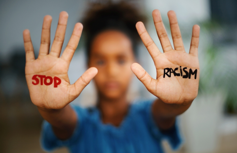 Stop für Rassismus (Symbolbild mit Fotomodell) © Aja Koska / Getty images / iStock