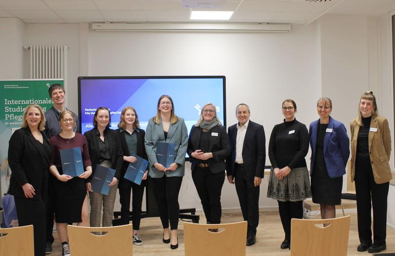Fototermin mit Absolventinnen des Internationalen Studiengangs Pflege an der HSB © HSB