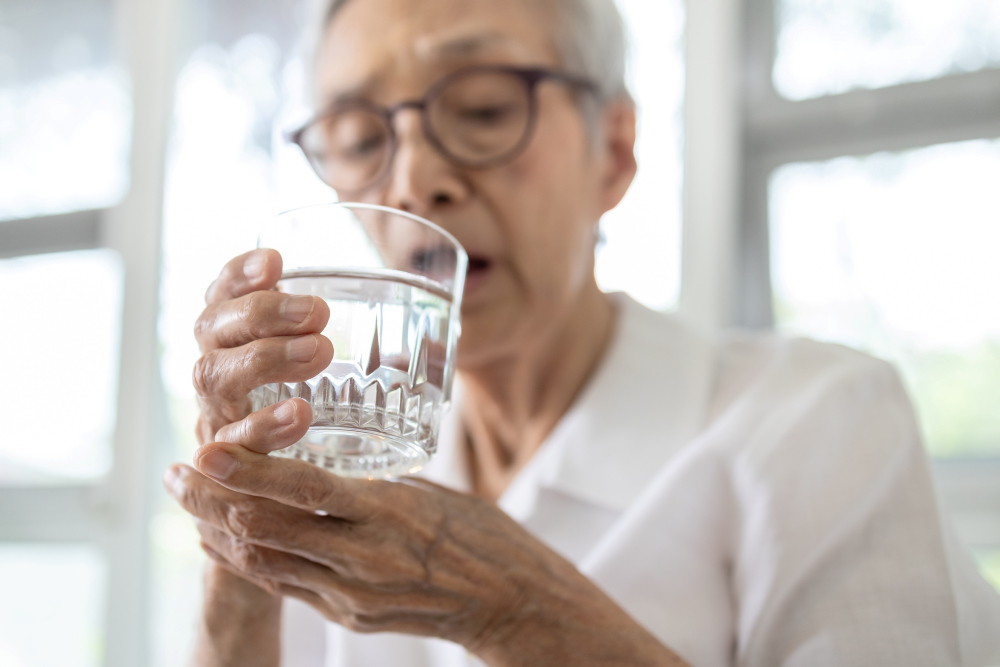 Seniorin führt Wasserglas zum Mund © Satjawat / stock.adobe.com