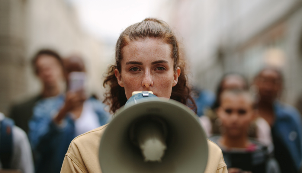 Frau mit Megaphon © Jacob Lund / stock.adobe.com