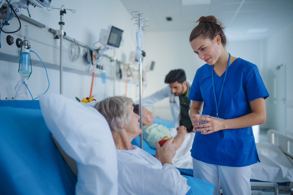 Pflegerin bringt Patientin ein Glas Wasser © Halfpoint / stock.adobe.com